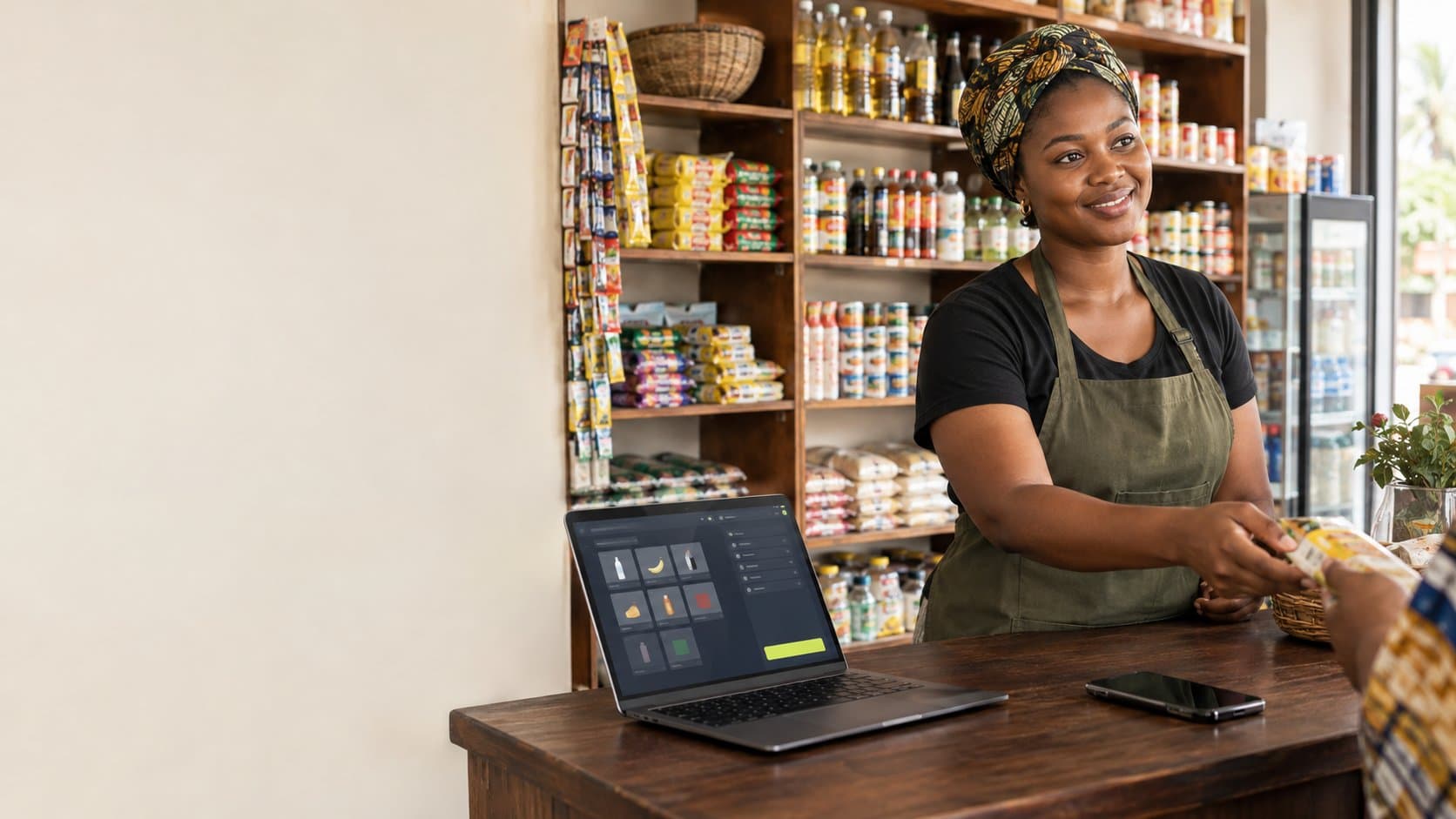 Commerçante béninoise utilisant un point de vente dans son épicerie.